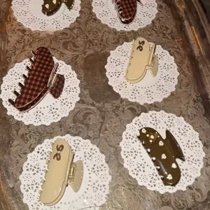 Set di mollette per capelli retrò in acetato con motivi a scacchi e beige per donna