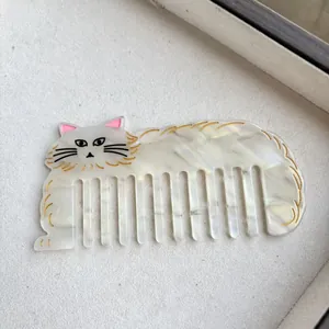 Peigne à cheveux chat mignon en acétate avec texture marbre blanc et détails dorés
