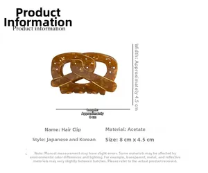 Vue détaillée de la grande pince à cheveux en acétate marron marbré de 8 cm par 4,5 cm