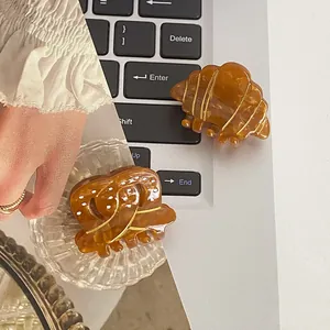 Set de pinces à cheveux en acétate ambré aux formes de croissant et bretzel rétro