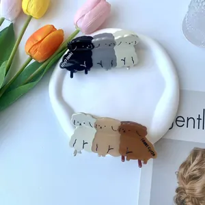 Simpatiche mollette per capelli in acetato a forma di pecora in vari colori su un piatto