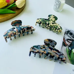 Drei Haarklammern aus Acetat mit Camouflage- und Marmormuster in Lifestyle-Optik