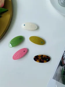 Détail de lot de cinq barrettes en résine avec gravure Savon et cristaux brillants