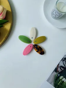 Détail de pinces à cheveux colorées en acétate en forme de savon avec gravure et strass
