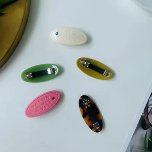 Lot de cinq barrettes à cheveux style savon avec lettrage gravé et détails en strass