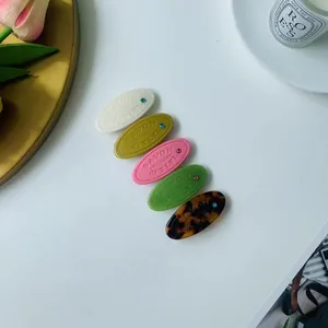 Lot de 5 barrettes ovales en résine avec strass et texte Savon en couleurs assorties