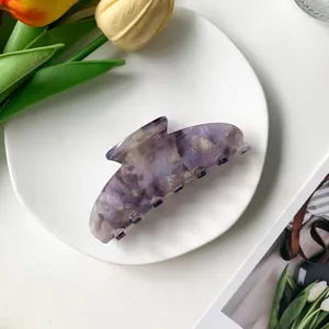 Détail de la pince à cheveux de 9cm en acétate marbré violet avec finition nacrée