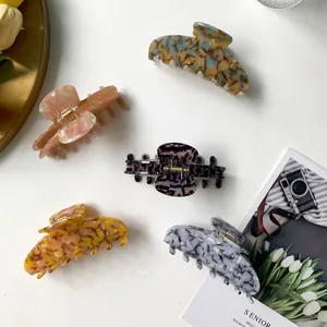 Juego de cinco elegantes pinzas de acetato para el cabello en varios colores de mármol