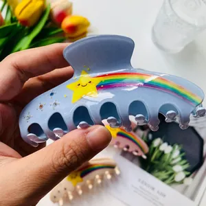 Pinza per capelli in acetato azzurro con motivo a stelle arcobaleno e strass colorati