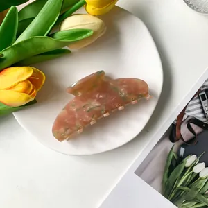 Detalle de pinza de pelo de acetato jaspeado rosa con tulipanes decorativos