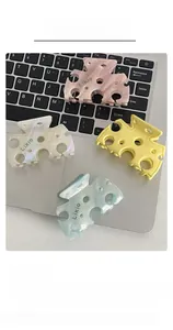 Lot de quatre pinces à cheveux Likio en forme de fromage sur un clavier d'ordinateur