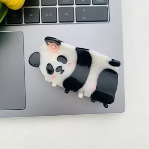 Détail d'une pince à cheveux panda en acétate avec fleur rose et strass