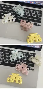 Détail de diverses pinces à cheveux en acétate en forme de fromage sur un clavier d'ordinateur
