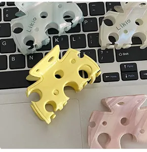 Détail de pinces à cheveux en forme de fromage en acétate sur un clavier d'ordinateur
