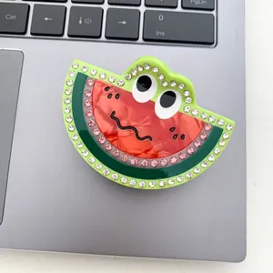 Detailaufnahme einer süßen Wassermelonen Haarklammer mit Strasssteinen und Comic-Augen