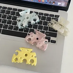 Lot de quatre pinces à cheveux en acétate forme fromage, bleu, blanc, rose et jaune