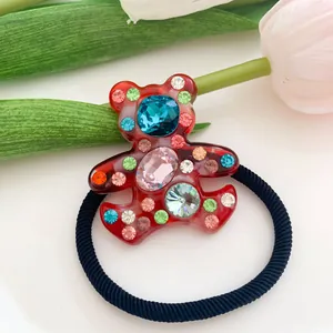 Dettaglio elastico per capelli a forma di orsetto con cristalli colorati