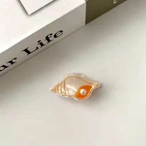 Mini pince à cheveux en forme de coquillage en acétate avec perle et détails dorés