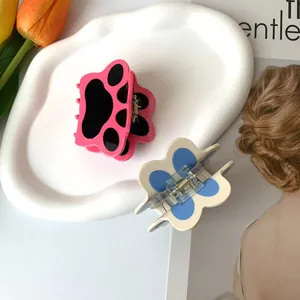 Lindas pinzas para el cabello de resina con garras de gato y flores en bandeja blanca
