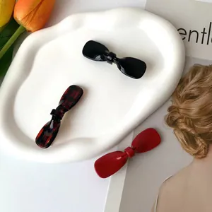 Drei elegante Haarspangen mit Schleife in Schwarz, Rot und Karo-Muster für Damen