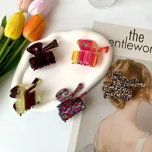 Pinces à cheveux en acétate coloré aux motifs variés présentées de manière élégante
