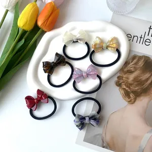 Set de seis gomas de pelo con lazo y texturas de mármol de resina en bandeja elegante