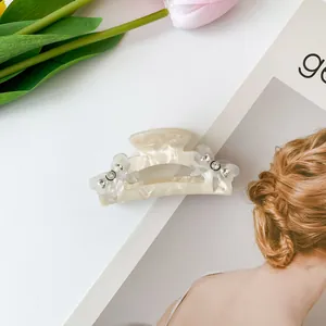Detailansicht der perlmuttfarbenen Lolita-Haarklammer mit floralen Perlen und Strassakzenten