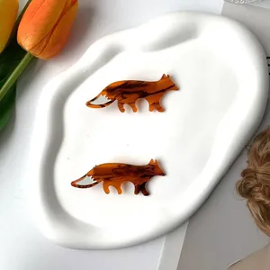 Barrettes à cheveux renard en acétate avec motif écaille sur plateau blanc chic