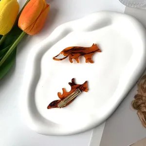 Barrette en forme de renard en acétate écaille de tortue avec pince dorée en métal