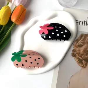 Süße Erdbeere Haarklammern in Schwarz und Rosa mit Blumenhintergrund für Damen