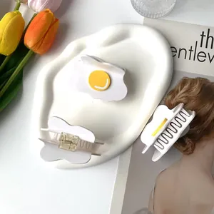 Niedliche Haarklammer im Setzei-Design aus Acetat für Damen mit verspieltem weiß-gelbem Muster
