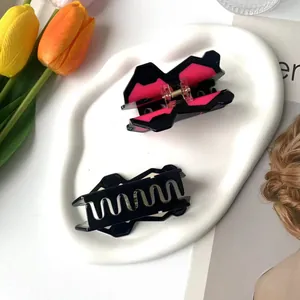 Lot de deux pinces à cheveux en forme d'étoile coloris noir et rose pastel chic