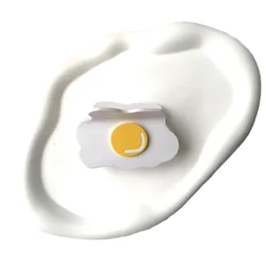 Niedliche Haarspange aus Acetat in Setzei-Optik auf einer weißen Keramik-Präsentierschale