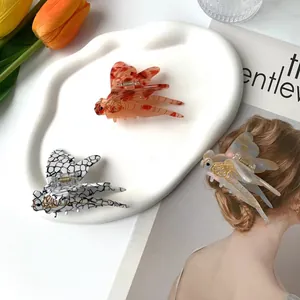 Pinces à cheveux libellule uniques en acétate ambré pour des coiffures élégantes