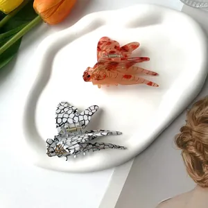 Pinces à cheveux libellule avec motifs écaille de tortue et marbre sur un plateau