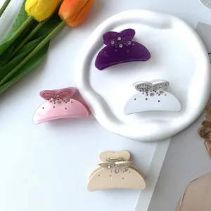 Pinces à cheveux pailletées aux couleurs pastel avec cristaux sur plateau blanc
