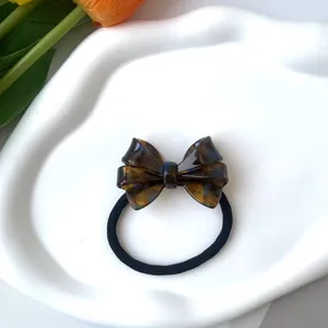Primer plano detallado de un coletero de acetato de carey marrón oscuro en un plato blanco