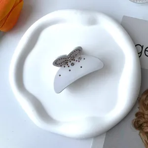 Vue détaillée d'une pince à cheveux mate avec un papillon en strass étincelant