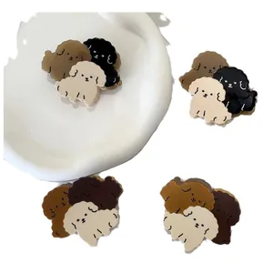 Simpatico fermaglio per capelli in acetato con tre barboncini e design di cani animati