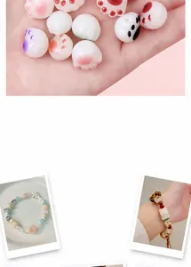 Detalle de cuentas de pata de gato en acrílico para pulseras DIY con diseños coloridos