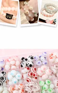 Detalle de cuentas de acrílico de huella de gato y pulseras DIY en una caja de almacenaje