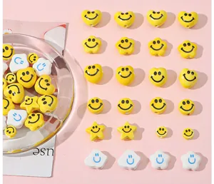 Λήψη macro από κίτρινες κεραμικές χάντρες smiley σε σχήματα καρδιάς, αστέρι και λουλούδι