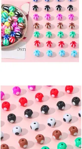 Nahaufnahme bunter Acrylperlen mit Streifen und Punkten für DIY-Schmuckherstellung