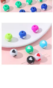 Makro-Detail bunter Herzperlen aus Acryl für DIY-Schmuckherstellung und Basteln