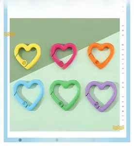 Gros plan de porte-clés en forme de cœur avec anneau à ressort en six couleurs mates