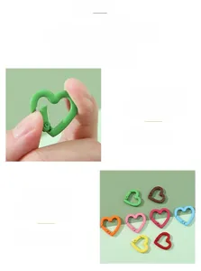 Détail de mousquetons en forme de cœur colorés avec finition peinture laquée pour bijoux DIY