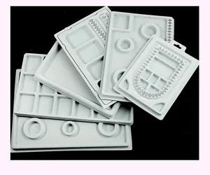 Vue détaillée des plateaux de design de bijoux floqués gris avec échelles pour colliers DIY