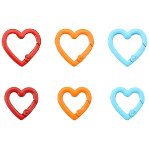 Porte-clés colorés en forme de cœur rouge, orange et bleu en différentes tailles