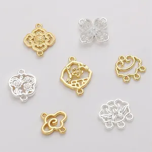 Vue détaillée des connecteurs de bijoux pivoine et lotus plaqués or 14K et argent