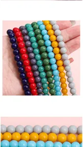 Dettaglio di perline di vetro vintage da 8 mm in vari colori per la creazione di gioielli